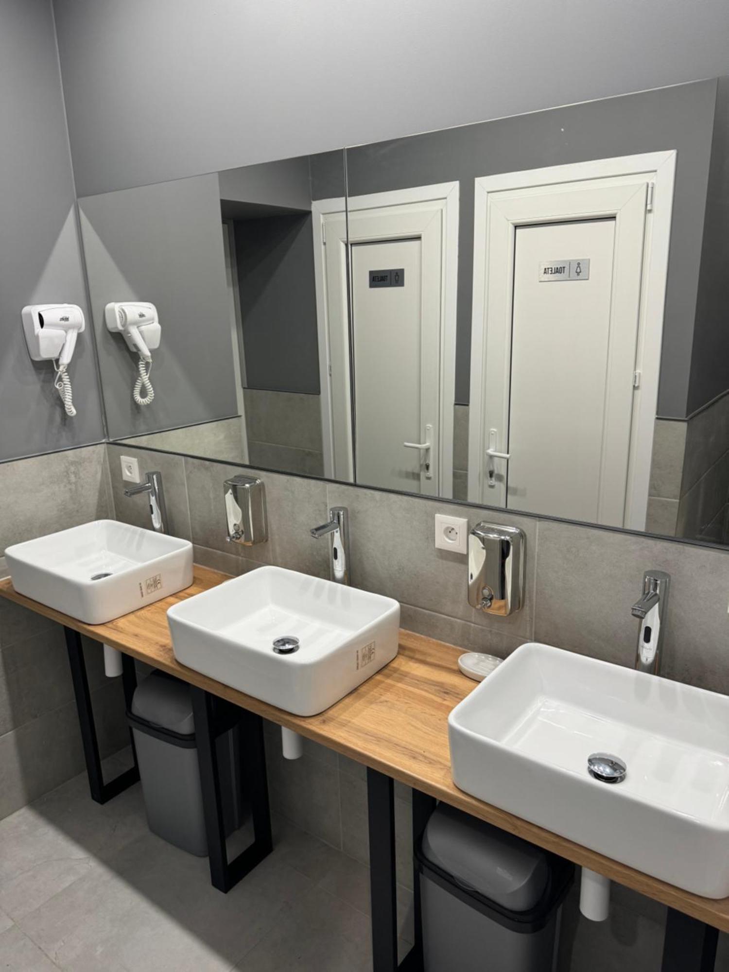Green Hostel Katowice - 24H Parking מראה חיצוני תמונה